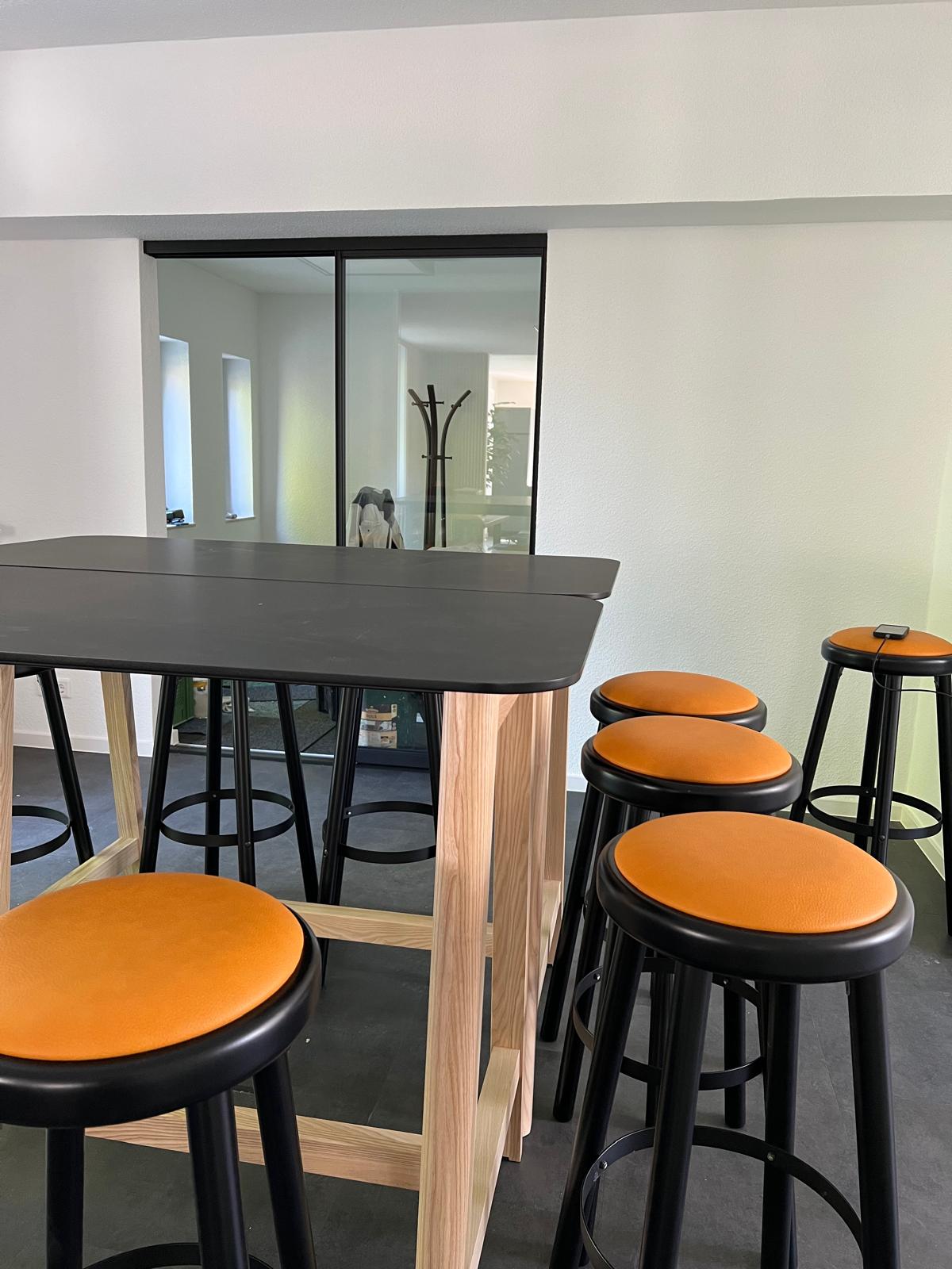 Stehtische und Hocker im Coworking Space