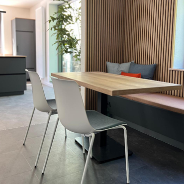 Community-Bereich mit Tisch und Sitzbank im Coworking Space Diepholz