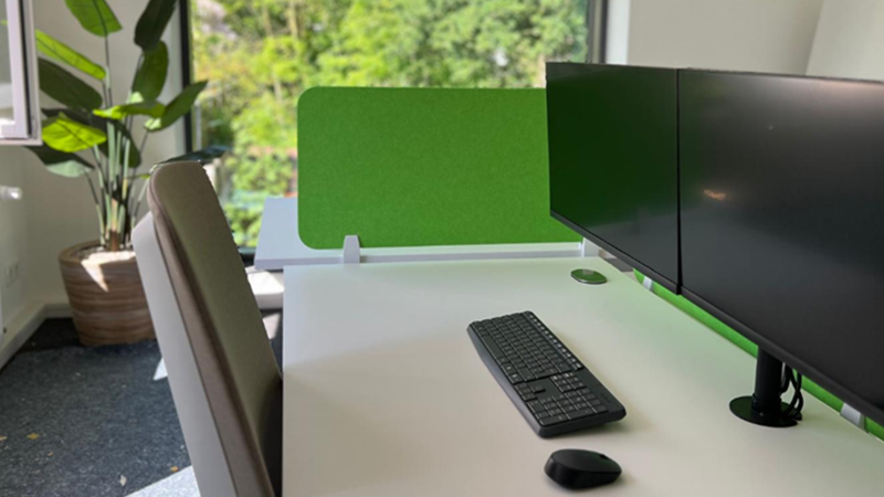Moderner Arbeitsplatz mit Doppelmonitor
