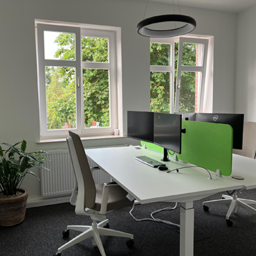 Fix Desk mit zwei Monitoren im Coworking Space Diepholz